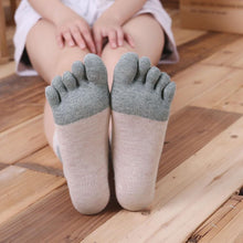 Load image into Gallery viewer, Artfasion Cute Polka Dots Animal Design 5 Finger Crew Socks for Women, 5 Pairs