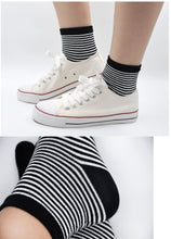 Load image into Gallery viewer, black classic stripes running socks for women